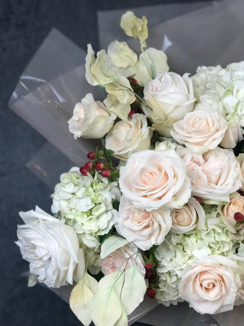 Bouquet of white roses and hydrangea