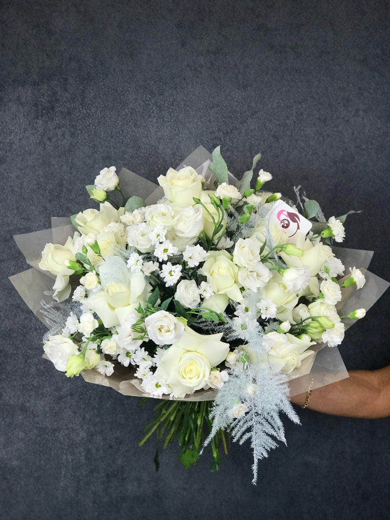 Elegant bouquet of white roses