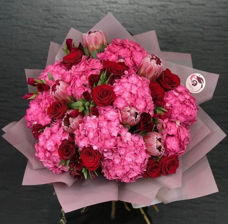 Bouquet of pink hydrangea and red roses